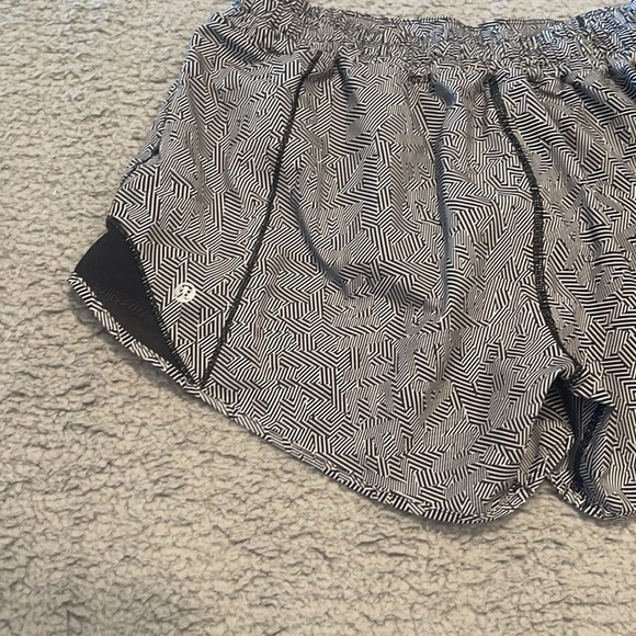 Lululemon Hotty Hot Short II *Long 4"
White Black / Black size 8 - Picture 5 of 6